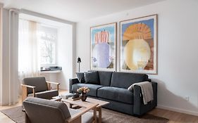 Queens Courtyard By Daniel&Jacob'S